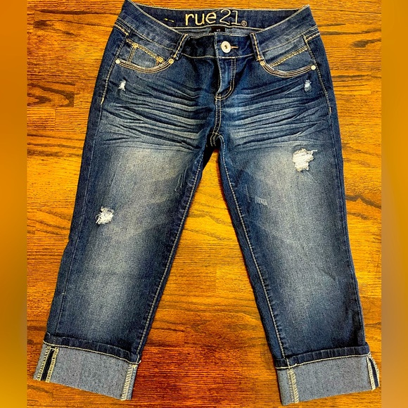 Distressed capris - Picture 1 of 3